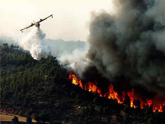 The aircraft has a firefighting drop system composed of four independently openable water doors.