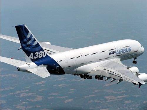 The A380 is powered by four engines (either Rolls-Royce Trent 900 or GE / Pratt & Whitney GP7200), each providing 70,000lb of thrust.