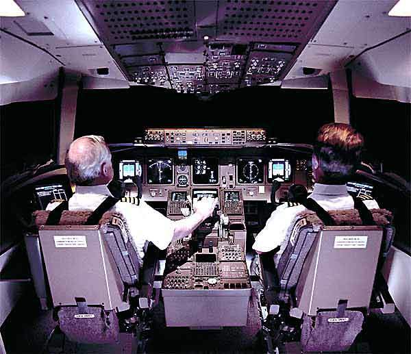The Boeing 777 was the first aircraft with an ARINC 629 digital data bus linked to the main and standby navigation systems.